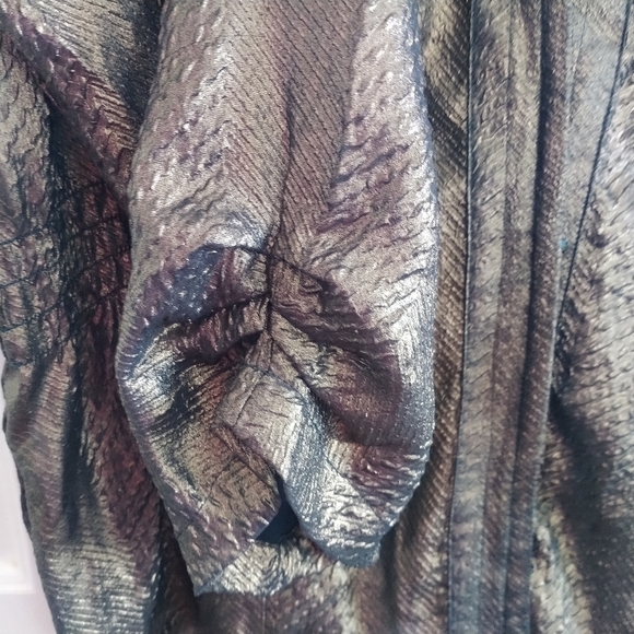 Chico's Eleesa Embossed Shine Copper/Bronze Opalescence  Semi Fitted Top 2 M - Picture 4 of 14